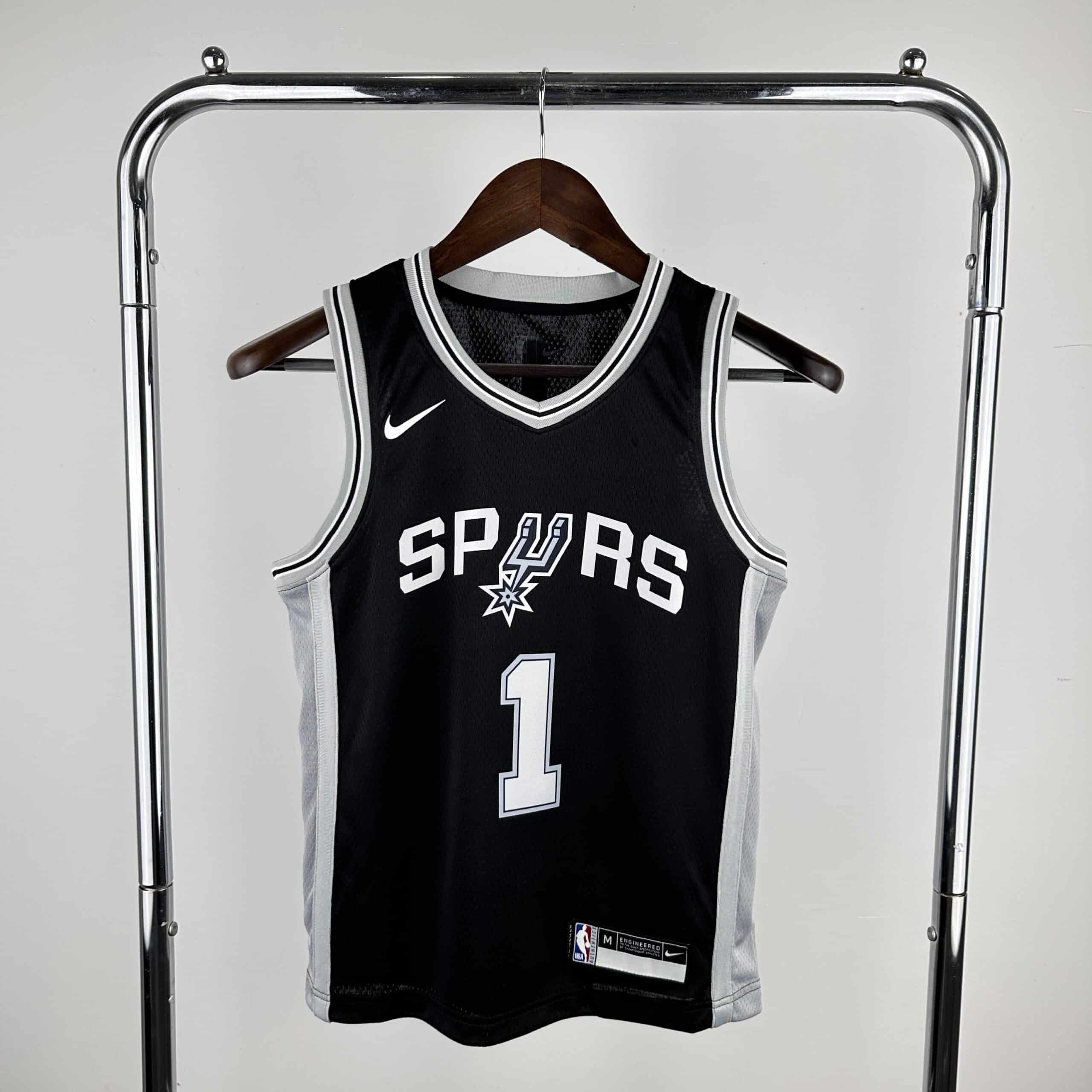 IMG_9294 גופיית NBA לילדים – סן אנטוניו ספרס (ויקטור וומבניאמה) – תמונה 1